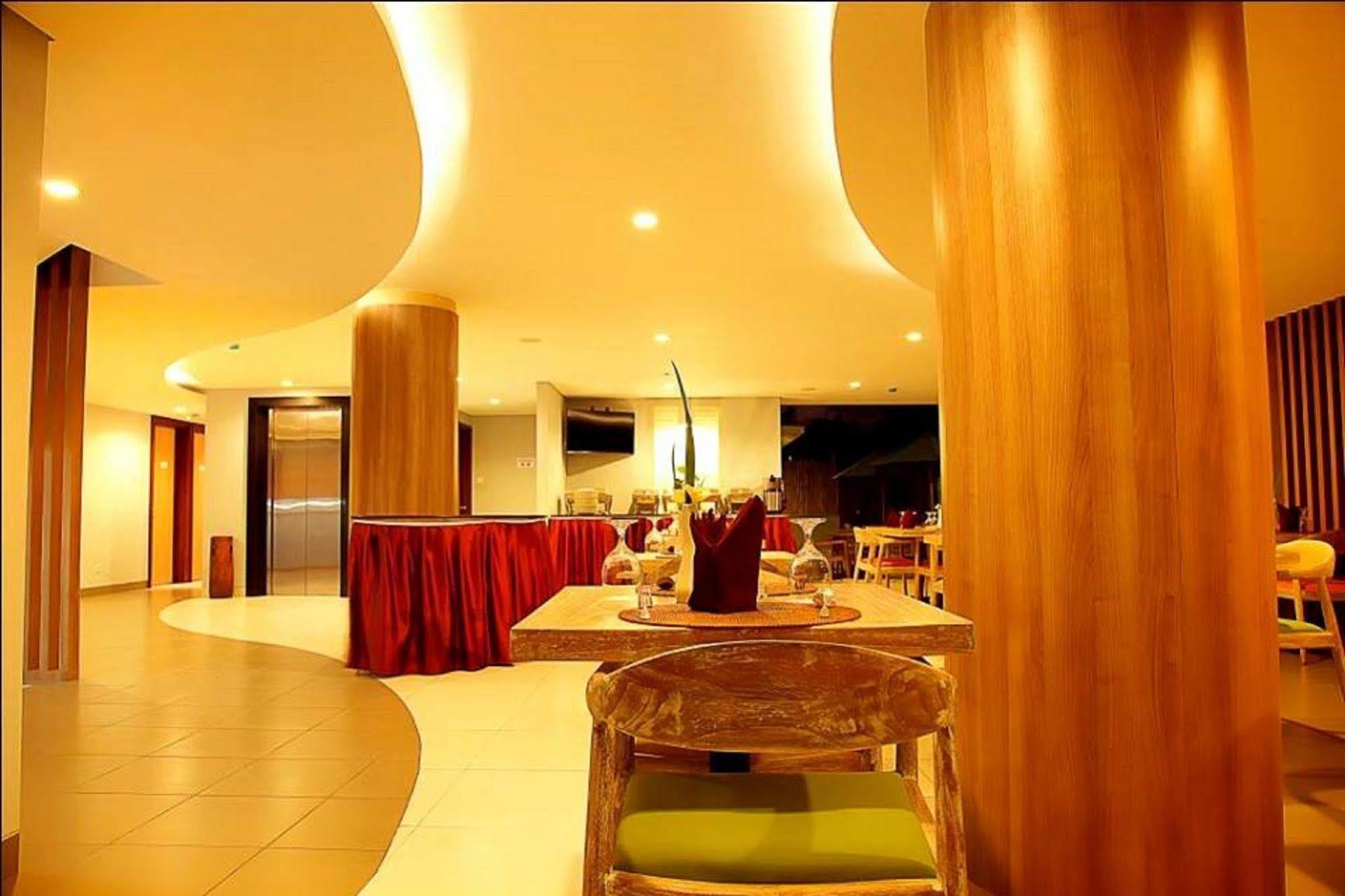 Santosa City Hotel 丹帕沙 外观 照片